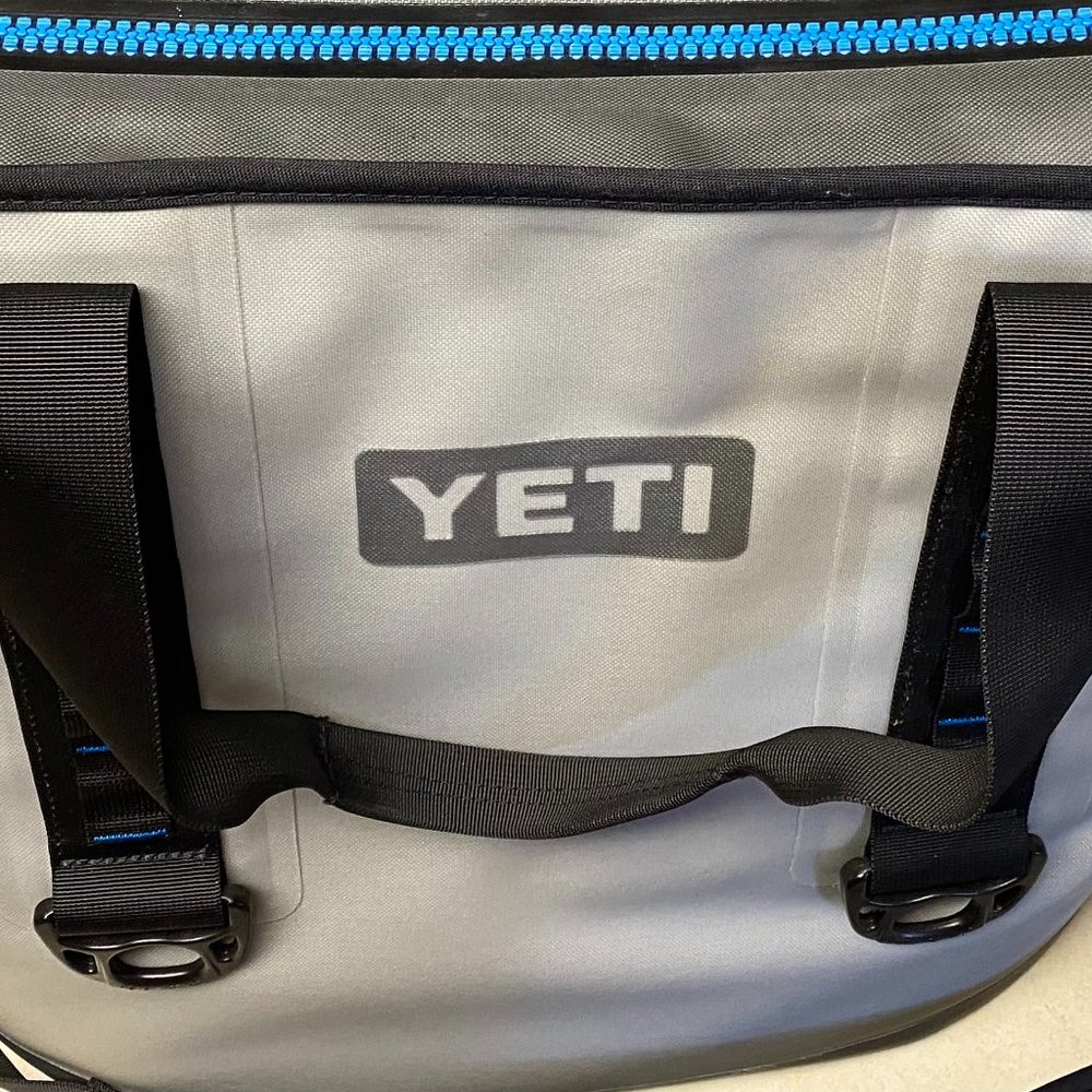 Yeti Hopper 40 Portable Cooler  with Leak Proof Zipper-  excellent condition